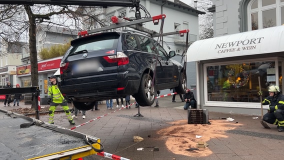 Ein Auto wird nach einen Unfall in der Waitzstraße in Hamburg abgeschleppt. © NDR Foto: Finn Kessler