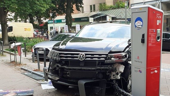 Ein Auto ist in der Hamburger Waitzstraße gegen einen Bergrenzungspoller gefahren. © NDR Foto: Franziska Becker
