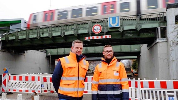 Die Projektleiter vor den auszutauschenden Brücken an der U1/U3 Wandsbek-Gartenstadt: Frank Assies (links) und Mathias Jarck (rechts). © Hochbahn 