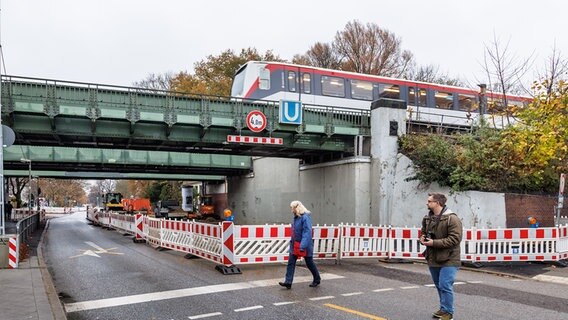 Bahngleise führen über Brücken zum Bahnhof Wandsbek-Gartenstadt. © picture alliance/dpa Foto: Markus Scholz