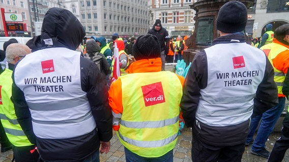 Streikende Beschäftigte stehen in ver-di-Westen in Hamburg. © picture alliance 