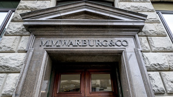 Das Logo des Bankhauses M.M.Warburg & CO ist in großen Lettern über dem Haupteingang befestigt. © picture alliance/Axel Heimken/dp Foto: Axel Heimken