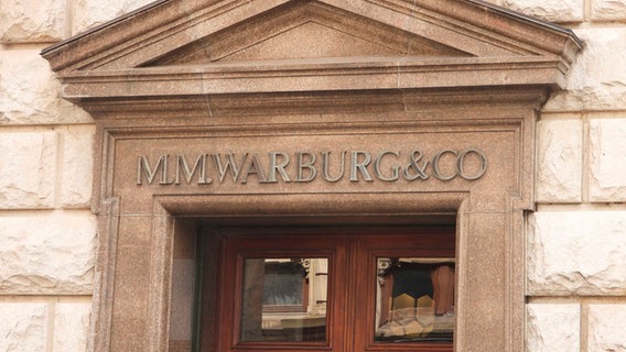 Außenansicht des Eingangsbereichs der Hamburger Warburg Bank. © picture alliance 