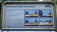 Ein Warnschild warnt am Elbufer davor, zu nah ans Wasser zu gehen. © NDR Foto: Reinhard Postelt