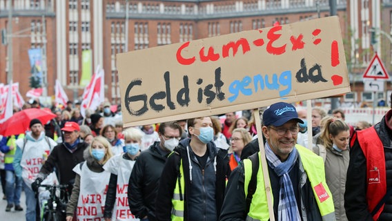 Teilnehmerinnen und Teilnehmer nehmen im Rahmen eines ganztägigen Warnstreiks an einer Demonstration in der Hamburger Innenstadt teil. © picture alliance/dpa Foto: Bodo Marks