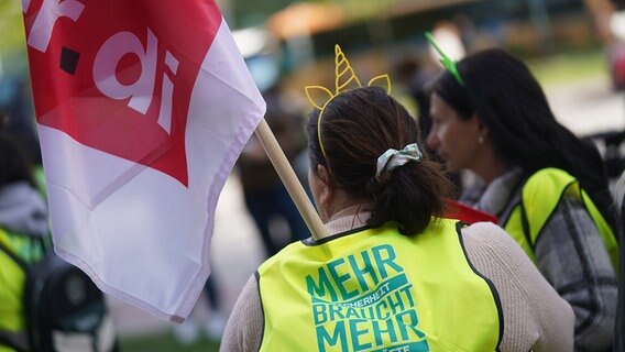 Erzieherinnen und Erzieher demonstrieren in der Hamburger Innenstadt für bessere Arbeitsbedingungen und finanzielle Anerkennung der Arbeit. © picture alliance/dpa Foto: Marcus Brandt
