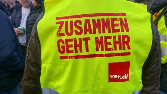 Warnstreik im öffentlichen Dienst in Hamburg: "Zusammen geht mehr" steht auf einer ver.di-Weste. © NDR Foto: Screenshot