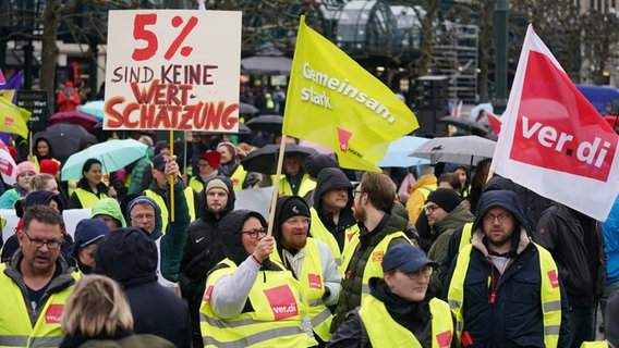 Streikende stehen während einer Kundgebung der Gewerkschaft Verdi auf dem Hamburger Rathausmarkt. © dpa 