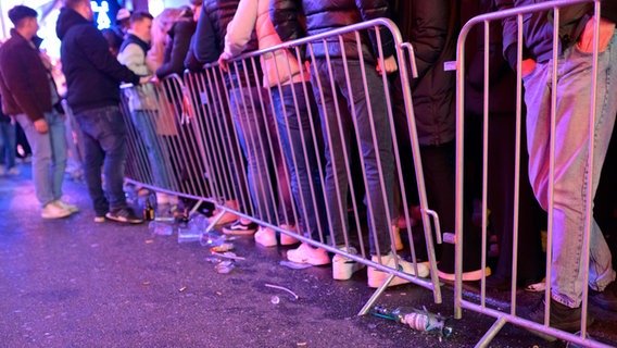 Zahlreiche Partygängerinnen und -gänger stehen dicht gedrängt auf der Großen Freiheit auf St. Pauli bei mehreren Clubs an. © picture alliance/dpa | Jonas Walzberg Foto: Jonas Walzberg