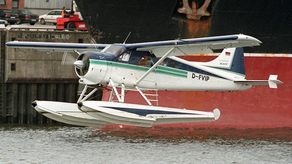 Ein Wasserflugzeug vom Typ "De Havilland Beaver" startet auf der Elbe in Hamburg. © dpa Foto: DB Beaver
