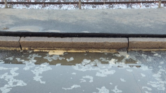 Wasser steht auf einer Straße. Wasser steht auf einer Straße. © NDR Foto: Karsten Sekund