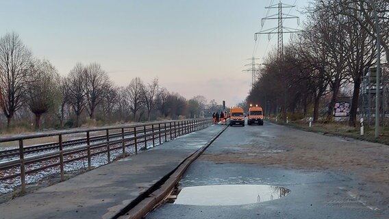 Ein Wasserrohrbruch in Hamburg Veddel sorgt für Verkehrsbehinderungen. © NDR Foto: Karsten Sekund