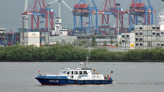 Ein Boot der Wasserschutzpolizei im Hamburger Hafen. © NDR Foto: Heiko Block