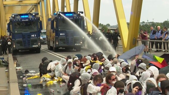 Bei Auseinandersetzungen der Polizei mit Aktivisten an der Kattwykbrücke kommen Wasserwerfer zum Einsatz. © TNN 