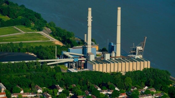 Blick auf das Heizkraftwerk Wedel an der Elbe aus der Luft. © picture alliance / blickwinkel/C. Kaiser Foto: C. Kaiser