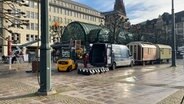 Der Roncalli-Weihnachtsmarkt wird aufgebaut. © NDR 