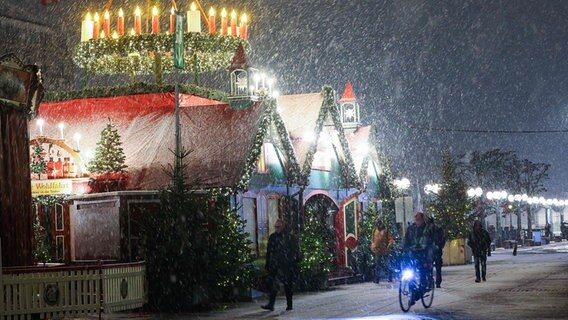 Ein Hamburger Weihnachtsmarkt im Schneetreiben. © picture alliance/dpa Foto: Christian Charisius
