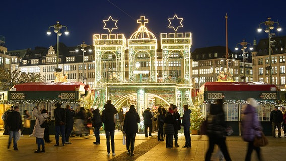 Menschen gehen über den historischen Weihnachtsmarkt auf dem Rathausmarkt. © picture alliance/dpa Foto: Marcus Brandt