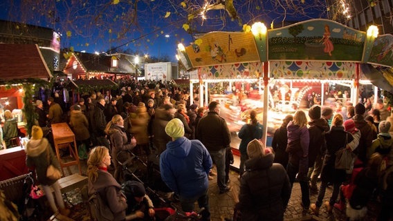 Menschen stehen auf dem Weihnachstmarkt in der Osterstraße in Hamburg-Eimsbüttel. © hejnorden 