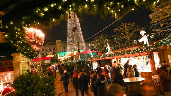 Besucher sind auf dem historischen Weihnachtsmarkt auf dem Rathausmarkt unterwegs. © picture alliance/dpa Foto: Christian Charisius