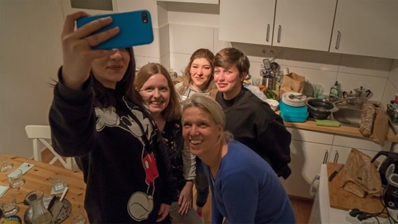 Bei einem Welcome Dinner in Hamburg entsteht ein Selfie. © NDR Foto: NDR/ Dennis Schröder