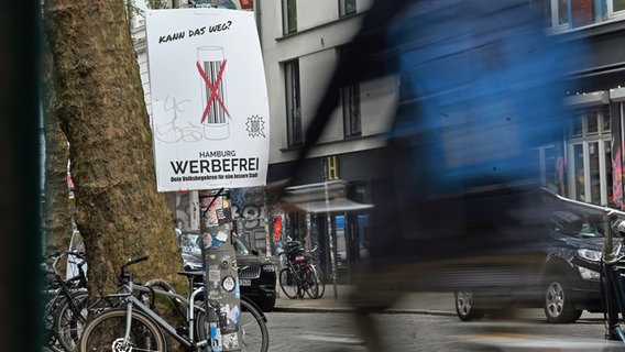 Der Schriftzug "Unterschreib für Hamburg werbefrei" steht auf einem Schild im Hamburger Stadtteil Sternschanze. Das Volksbegehren möchte die bauordnungsrechtlichen Vorschriften über Werbeanlagen in Hamburg neu fassen. © picture alliance / dpa Foto: Davi Hammersen