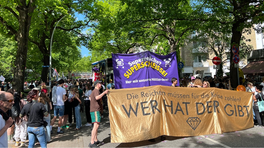 1. Mai: Linke Demos In Hamburg bislang friedlich