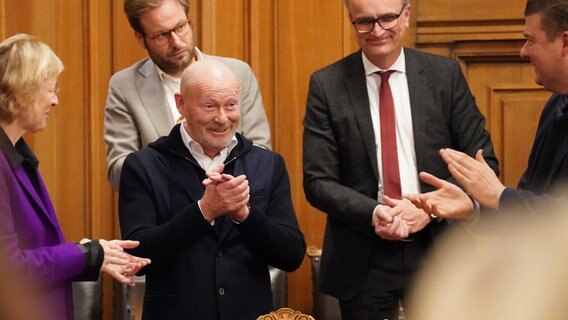 Michael Westhagemann (parteilos), scheidender Wirtschaftssenator, erhält nach seiner letzten Rede in der Hamburgischen Bürgerschaft Applaus von den Abgeordneten im Plenarsaal. © dpa Foto: Marcus Brandt