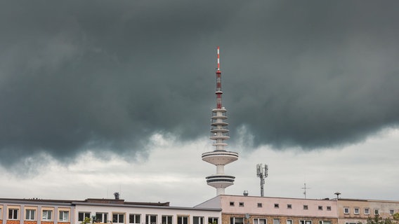 Dunkle Regenwolken ziehen über den Hamburger Fernsehturm. © picture alliance/dpa | Ulrich Perrey Foto: Ulrich Perrey