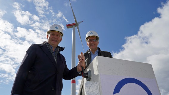Umweltsenator Jens Kerstan (l.) und Ingo Hanneman von Hamburg Wasser starten auf dem Gelände des Klärwerks Dradenau eine neue Windenergieanlage. © picture alliance/dpa Foto: Marcus Brandt