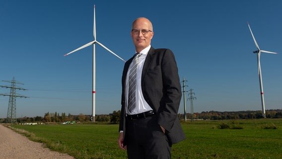 Hamburgs Bürgermeister Peter Tschentscher (SPD) steht vor Windrädern. © picture alliance/dpa Foto: Axel Heimken