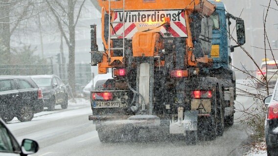 Ein Räumfahrzeug des Winterdienstes fährt auf einer Straße in Hamburg. © picture alliance / dpa Foto: Bodo Marks