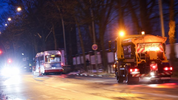Ein Streufahrzeug der Stadtreinigung Hamburg streut am Morgen eine Straße. © dpa Foto: Christian Charisius