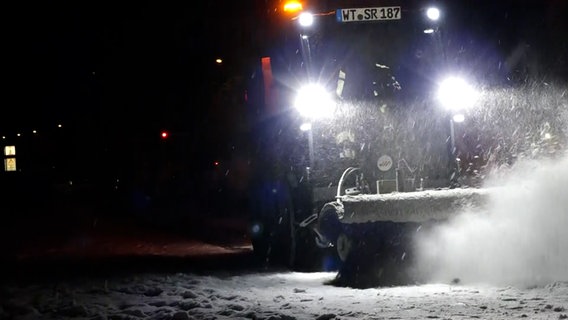 Ein Winterdienstfahrzeug räumt Schnee von einem Fußgängerweg. © NEWS5 Foto: NEWS5
