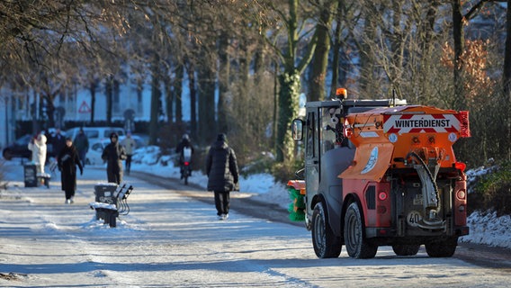 Ein Winterdienst-Fahrzeug der Stadtreinigung Hamburg auf dem Fuß- und Radweg an der Alster. © picture alliance/dpa Foto: Christian Charisius