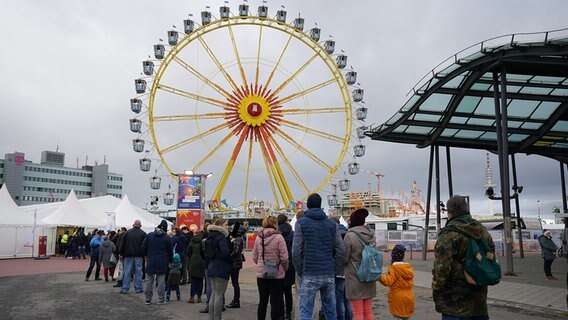Zum Start des Winterdoms unter 2G-Bedingungen bildet sich am Einlass eine Schlange. © dpa-Bildfunk Foto: Marcus Brandt