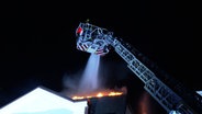 Dachstuhlbrand in Mehrfamilienhaus in Winterhude. Die Feuwehr ist vor Ort. © TNN 