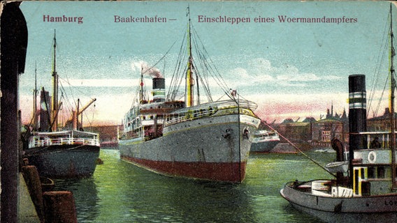 Eine Postkarte (Ausschnitt) zeigt einen Woermanndampfer beim Einschleppen in den Baakenhafen in Hamburg. © dpa/ Picture-Alliance 