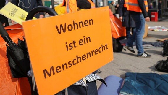 "Wohnen ist ein Menschenrecht" steht auf einem Schild bei einer Kundgebung des Hamburger Aktionsbündnis gegen Wohnungsnot. © dpa-Bildfunk Foto: Christian Charisius