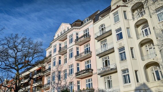 Ein Haus mit Altbau-Wohnungen in der Hamburger Sierichstraße. © picture alliance/Bildagentur-online Foto: Bildagentur-online/Schoening