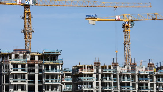 Neubau von Wohnungen in Hamburg, im Hintergrund sind zwei Kräne zu sehen. © picture alliance / dpa Foto: Christian Charisius