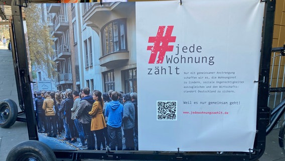Ein Plakat mit der Aufschrift "Jede Wohnung zählt". © NDR Foto: Reinhard Postelt