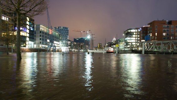 Die Magellan Terrassen in der Hamburger Hafencity sind überschwemmt. © dpa 