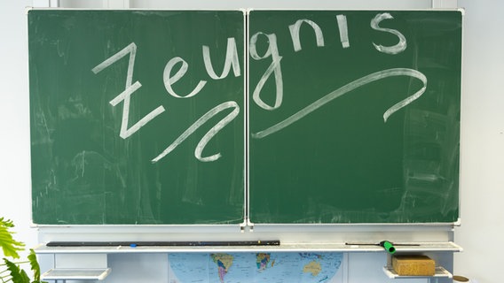 "Zeugnis" steht mit Kreide geschrieben auf der Tafel in einem Klassenzimmer. © picture alliance/dpa Foto: Friso Gentsch