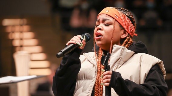 Zoe Wees singt am 01.11.21. in der Elbphilharmonie. © picture alliance/dpa Foto: Christian Charisius