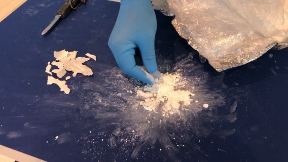Ein Kokainfund wird der Presse gezeigt. Die Droge liegt auf einem Tisch. © NDR Foto: Kai Salander
