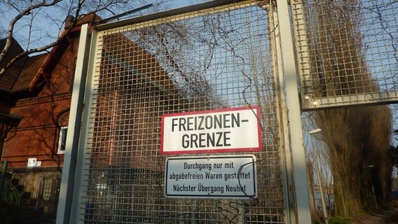 Auf einem Schild an der Ellerholz-Schleuse steht "Freizonen-Grenze" © NDR.de Foto: Marc-Oliver Rehrmann