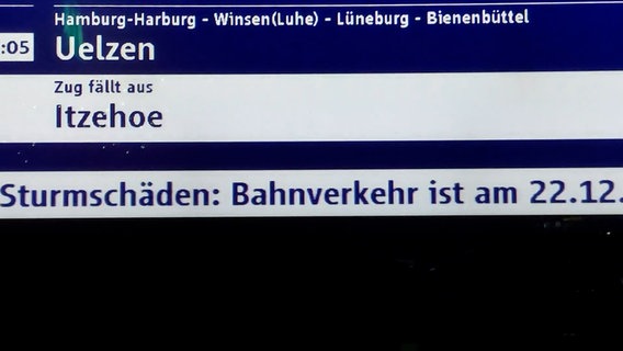 Anzeigetafel über Zugausfälle am Hamburger Hauptbahnhof © NDR 