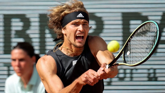 Tennis-Profi Alexander Zverev schlägt eine Rückhand im Viertelfinale der French Open 2022. © picture alliance / dpa / AP Foto: Christophe Ena