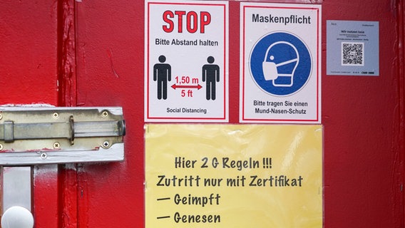 Ein Schild an einer Eingangstür in Hamburg weist auf die 2G-Regel hin. © picture alliance 